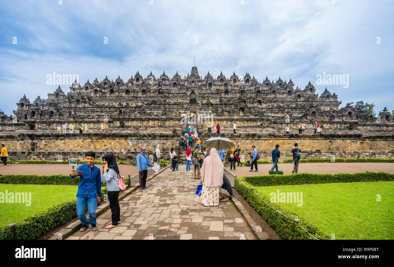 I visitatori a Candi Borobudur, il nono secolo tempio buddista nel centro di Giava, in Indonesia Foto Stock
