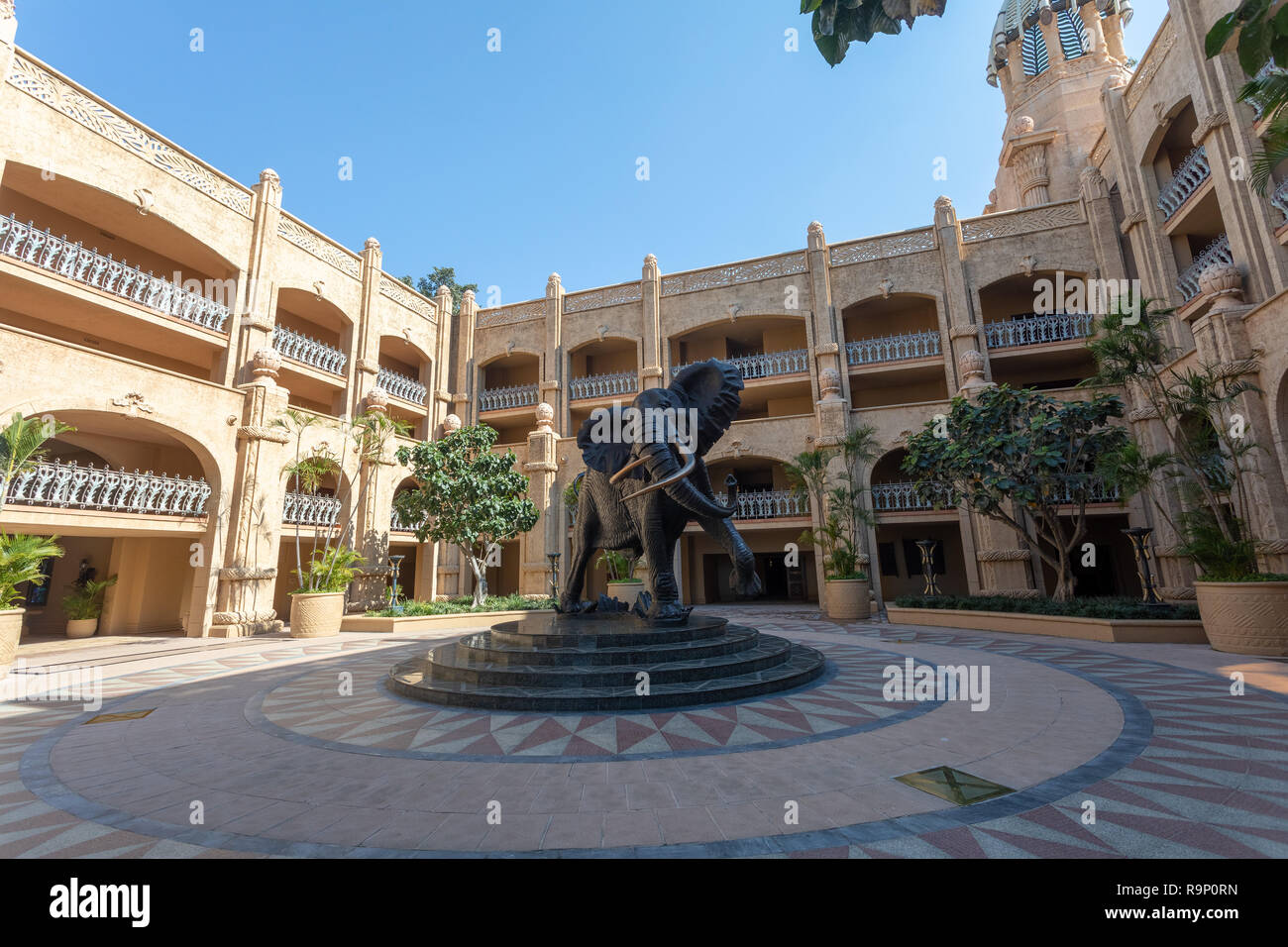 Statua di elefante in città del sole o città perduta, grande centro di intrattenimento in Sud Africa come Las Vegas in Nord America. Foto Stock