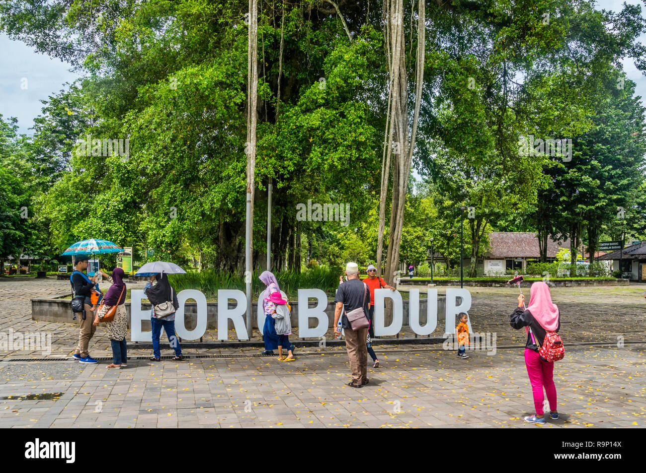 Foto oportunity all'entrata di Borobudur il parco archeologico, Giava centrale, Indonesia Foto Stock