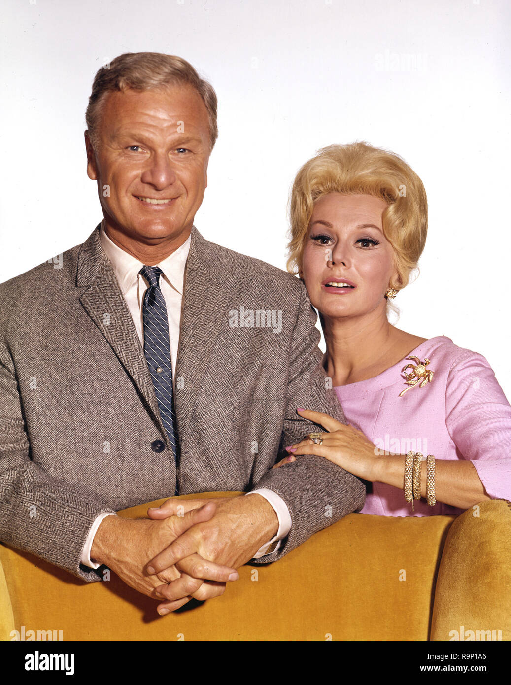 Eddie Albert, Eva Gabor, foto pubblicitaria per la serie TV "Green Acres", circa 1968 file Reference # 33635 767CPC Foto Stock