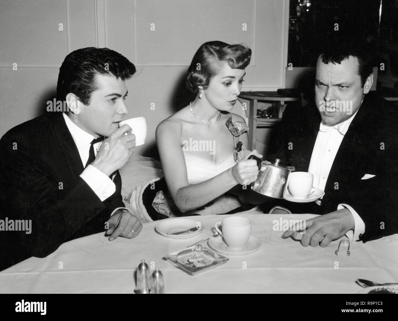 Orson Welles, Tony Curtis, Janet Leigh, circa 1952 Riferimento File # 33635 818THA Foto Stock