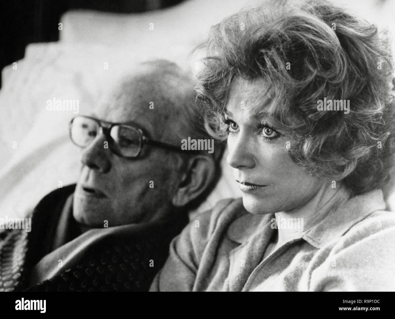 Shirley MacLaine, Melvyn Douglas, "essendo c' 1979 United Artists Riferimento File # 33635 849 THA Foto Stock