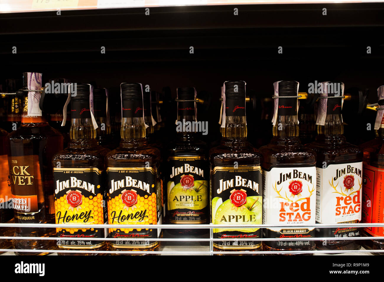 Kiev, Ucraina - 19 dicembre 2018: bottiglie di Jim Beam miele, Apple e al Cervo su scaffali in un supermercato. Jim Beam è una marca di whiskey Bourbon p Foto Stock