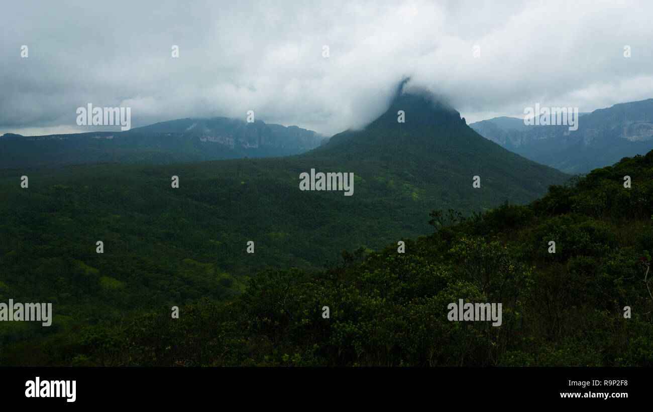 Una montagna coperta di nebbia Foto Stock