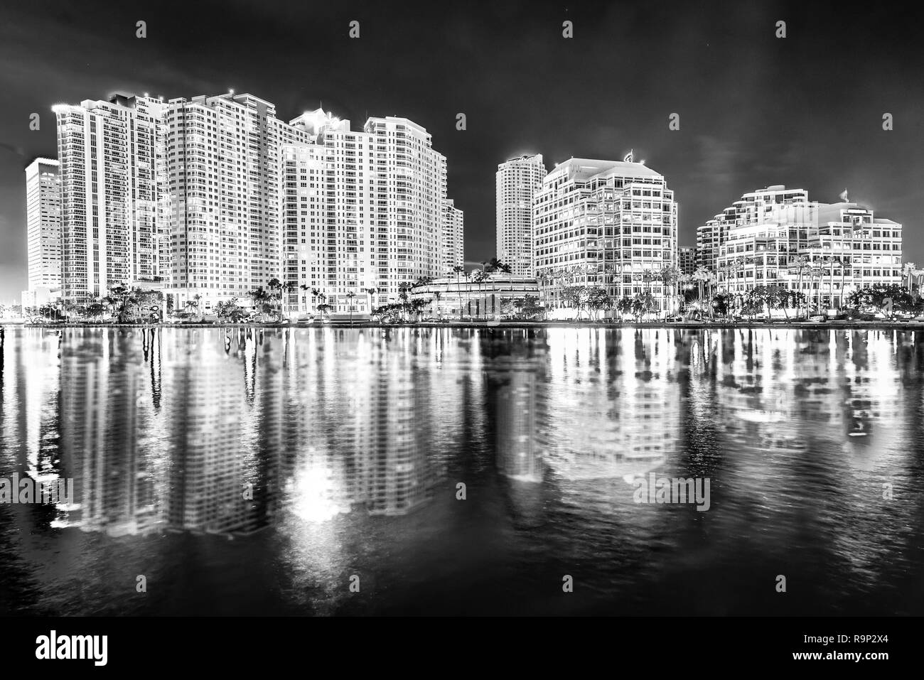 Brickell Key skyline sotto le luci della notte e riflessioni Foto Stock