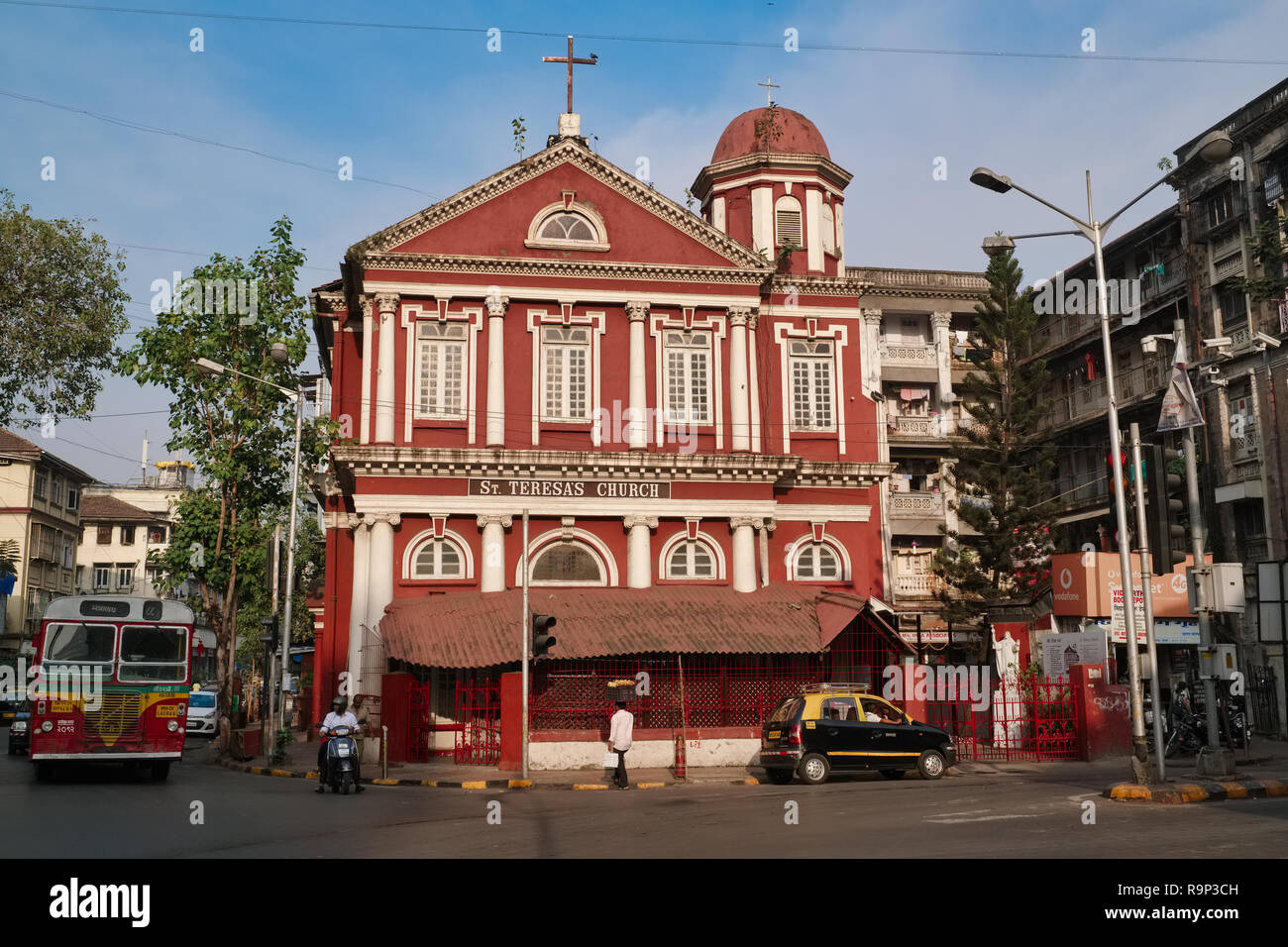 Il distintivamente cattolica rosso di Santa Teresa è la Chiesa, talvolta chiamati Chiesa portoghese, in Charni Road, Girgaum (Girgaon), Mumbai Foto Stock