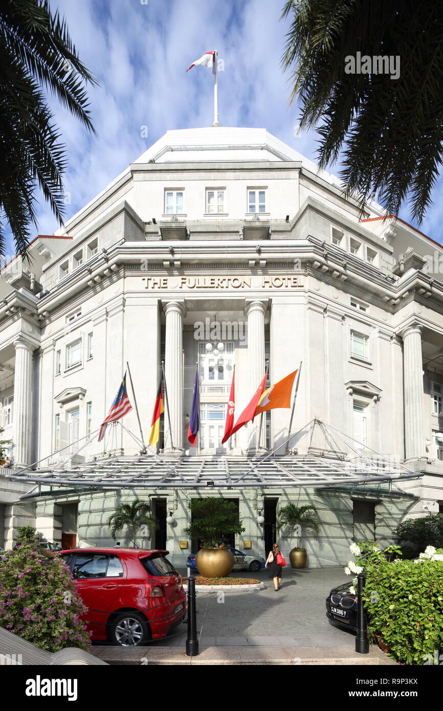 Vista verticale dell'entrata principale del Fullerton Hotel, un hotel neoclassico a 5 stelle per i ricchi a venire per affari o per vacanza a Singapore. Foto Stock