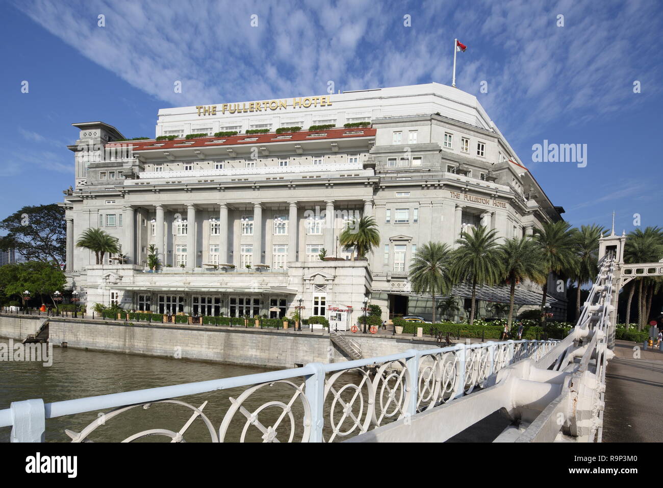Cavenagh Bridge vicino a Fullerton Hotel. Si tratta di un 5 stelle hotel in stile neoclassico situato accanto al Fiume Singapore, Singapore. Foto Stock