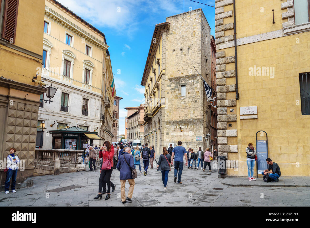 Siena, Italia - Ottobre 02, 2018: Piazza Salimbeni è piazza nel centro storico di Siena Foto Stock