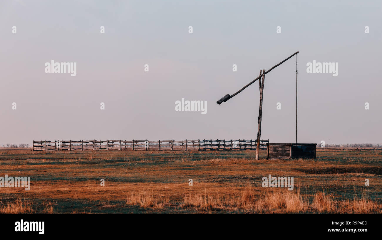 Tipico pozzo del parroco o pastore di Hortobagy National Park, Ungheria, puszta è famosa ecosistemi in Europa e patrimonio mondiale dell UNESCO Foto Stock