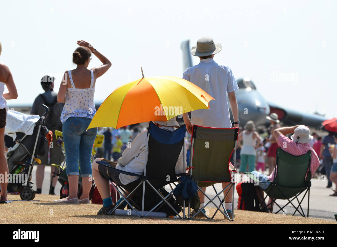 Persone che guardano i piani a Yeovilton Air Show, Yeovil, Somerset, Regno Unito. Royal Navy International Air giorno. Foto Stock