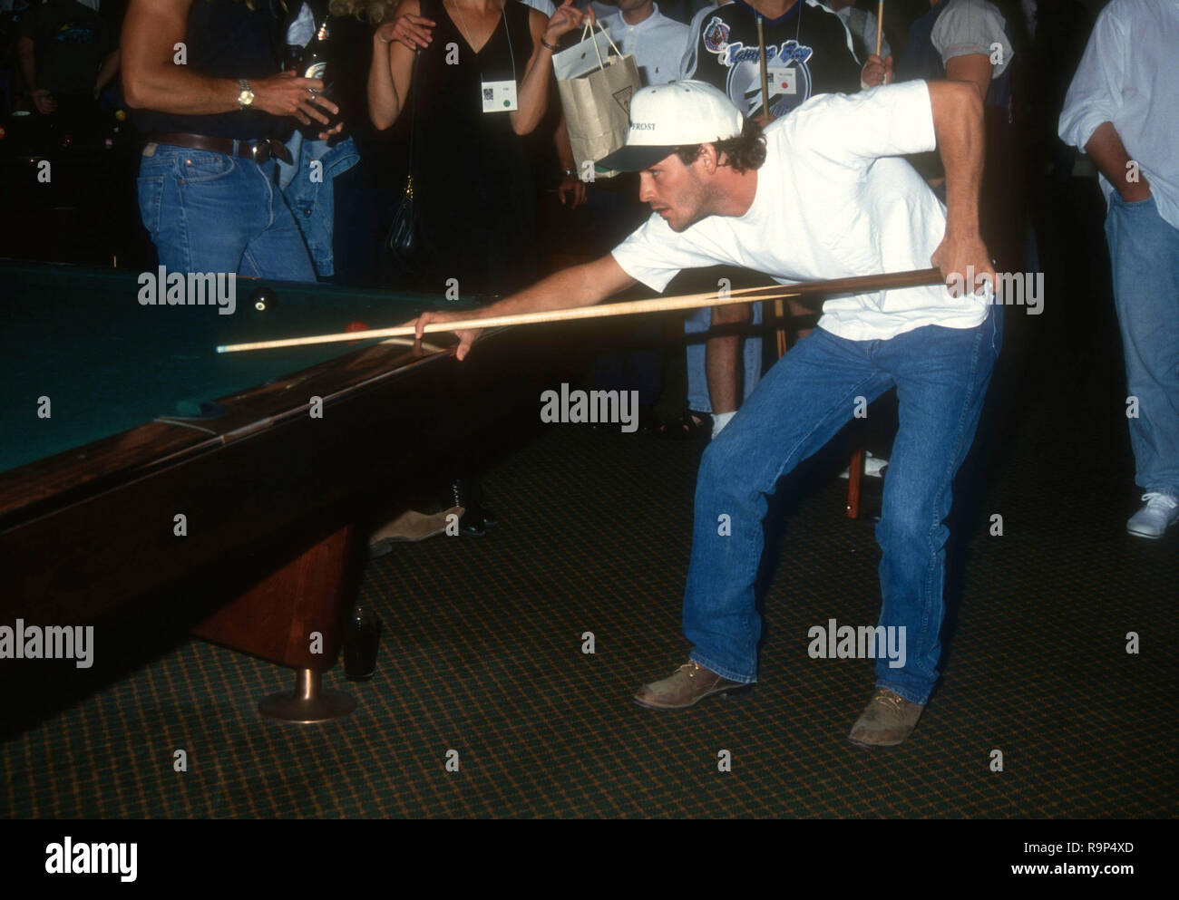 HOLLYWOOD, CA - 19 giugno: Attore Luke Perry partecipa alla seconda annuale del pool di celebrità torneo a beneficio progetto AIDS a Los Angeles il 19 giugno 1993 all'Hollywood Athletic Club in Hollywood, la California. Foto di Barry re/Alamy Stock Photo Foto Stock