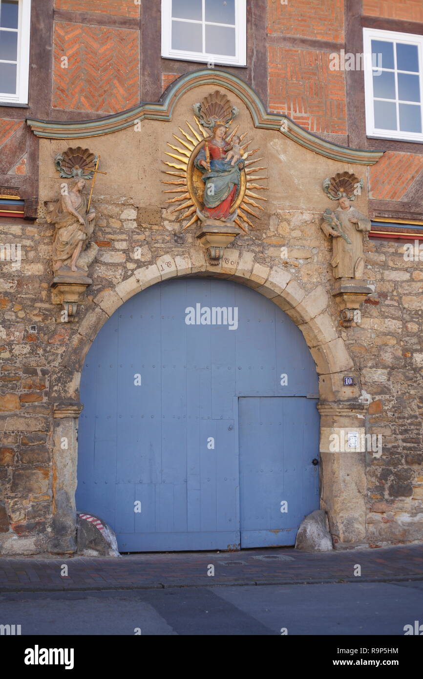 Il barocco portale di ingresso dell'ex monastero dei Certosini, Hildesheim, Bassa Sassonia, Germania, Europa mi Barockes Eingangsportal des ehemaligen Foto Stock