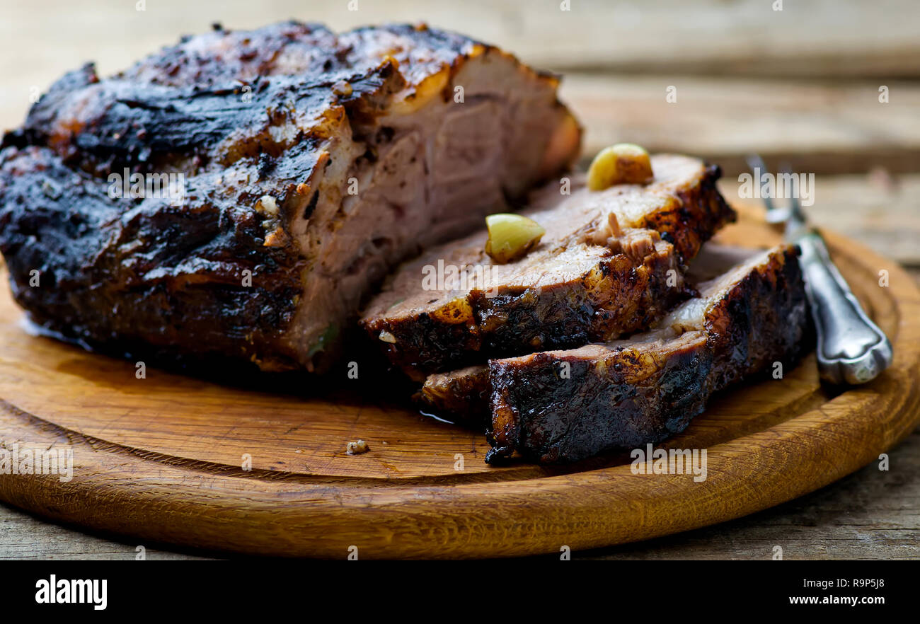 La carne di maiale cotta su una tabella .stile rustico.Il fuoco selettivo Foto Stock