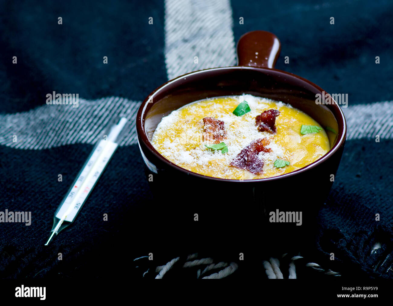 Patate al forno pancetta zuppa. messa a fuoco selettiva. l'immagine è colorato Foto Stock