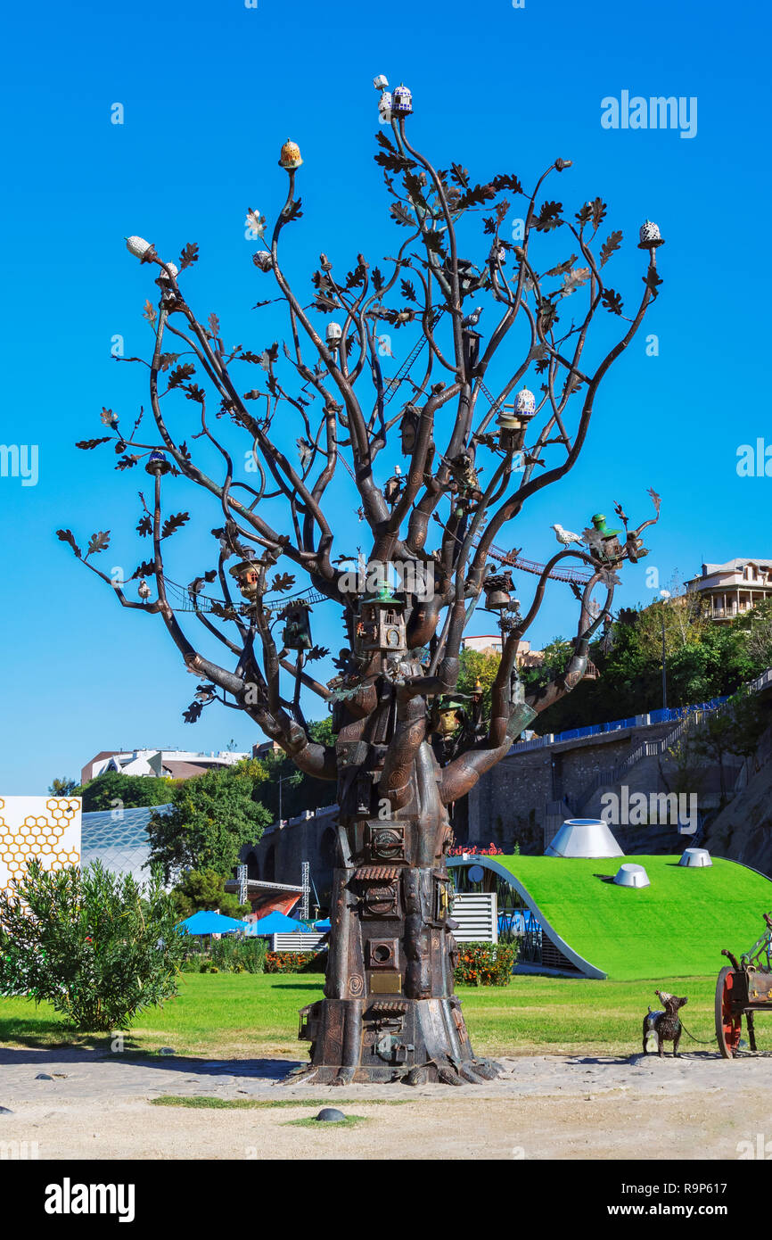 Tbilisi, Georgia - Ottobre 06, 2018: albero di ferro, scultura artistica in un parco europeo a Tbilisi - Immagine Foto Stock