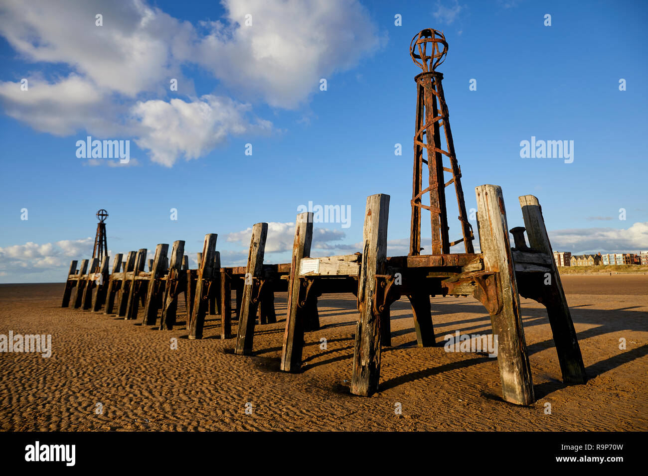 Lytham Saint Annes Lancashire, lungomare lungomare località balneare sul Mare d'Irlanda costa dell'Inghilterra, Pier con il Legato e sabbia bagnata da Foto Stock