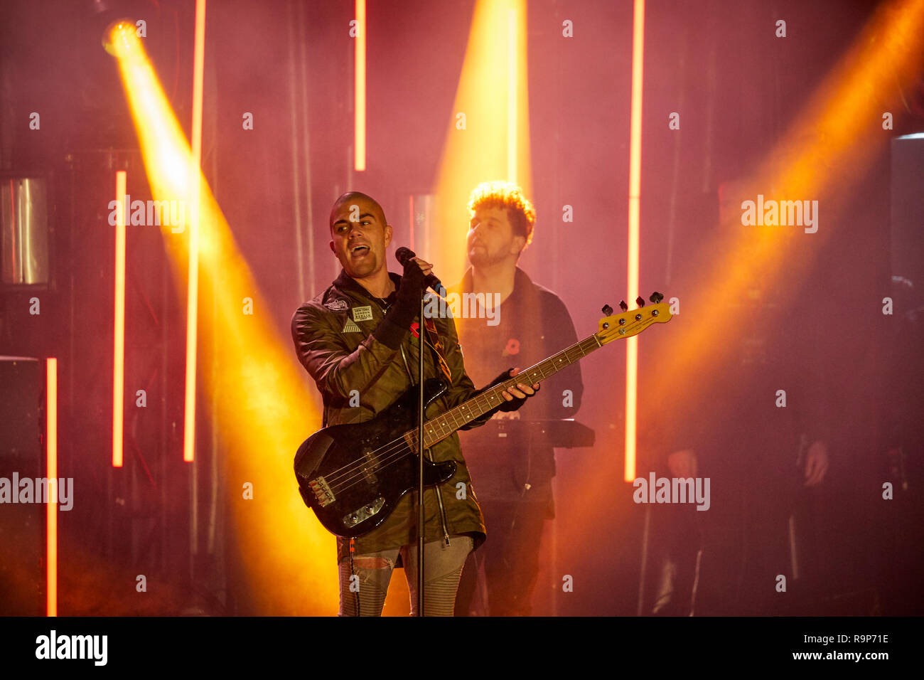 Manchester 2018 Natale Luce accendere in piazza Albert singer cantando Max George ex del voluto esibirsi sul palco Foto Stock
