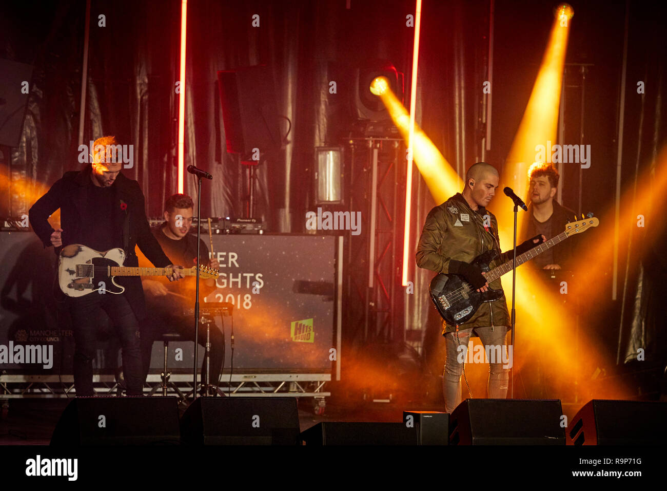 Manchester 2018 Natale Luce accendere in piazza Albert singer cantando Max George ex del voluto esibirsi sul palco Foto Stock