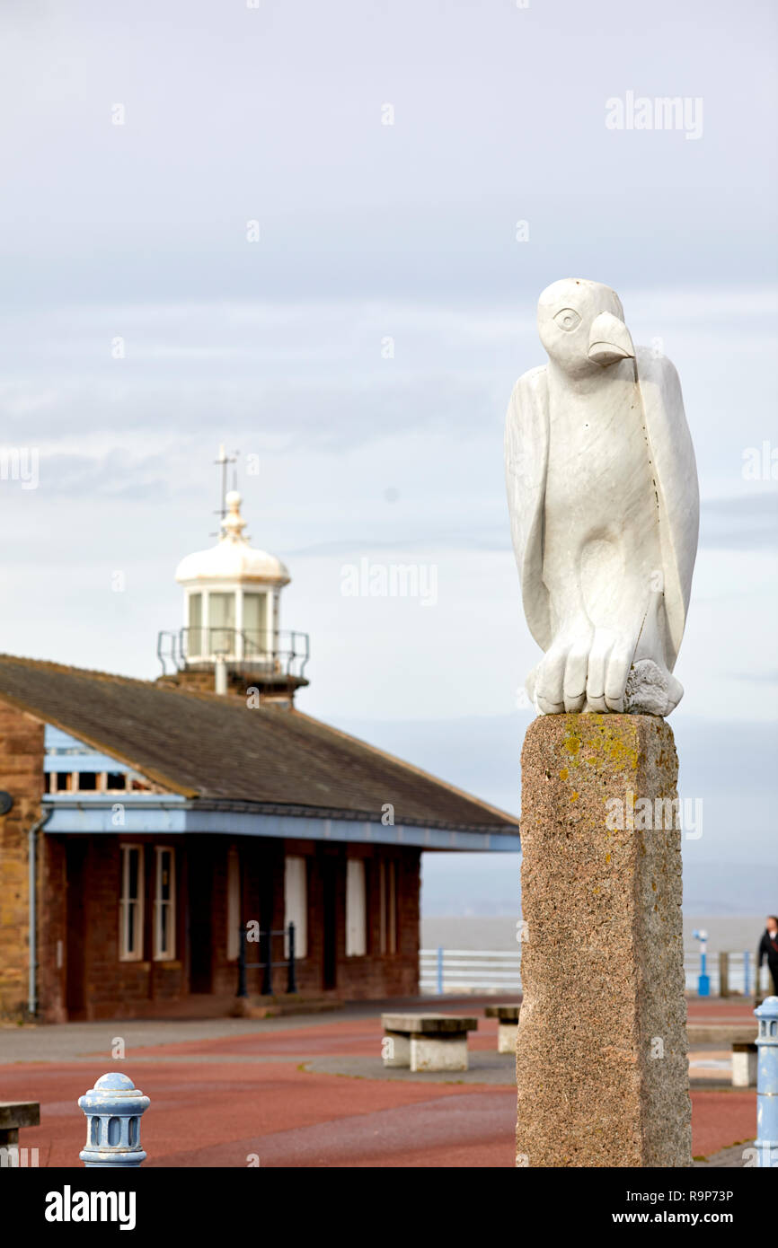 Morecambe, Lancashire, lungomare lungomare località balneare sul Mare d'Irlanda costa dell'Inghilterra, il Molo di pietra con illustrazioni di animali scultura Foto Stock