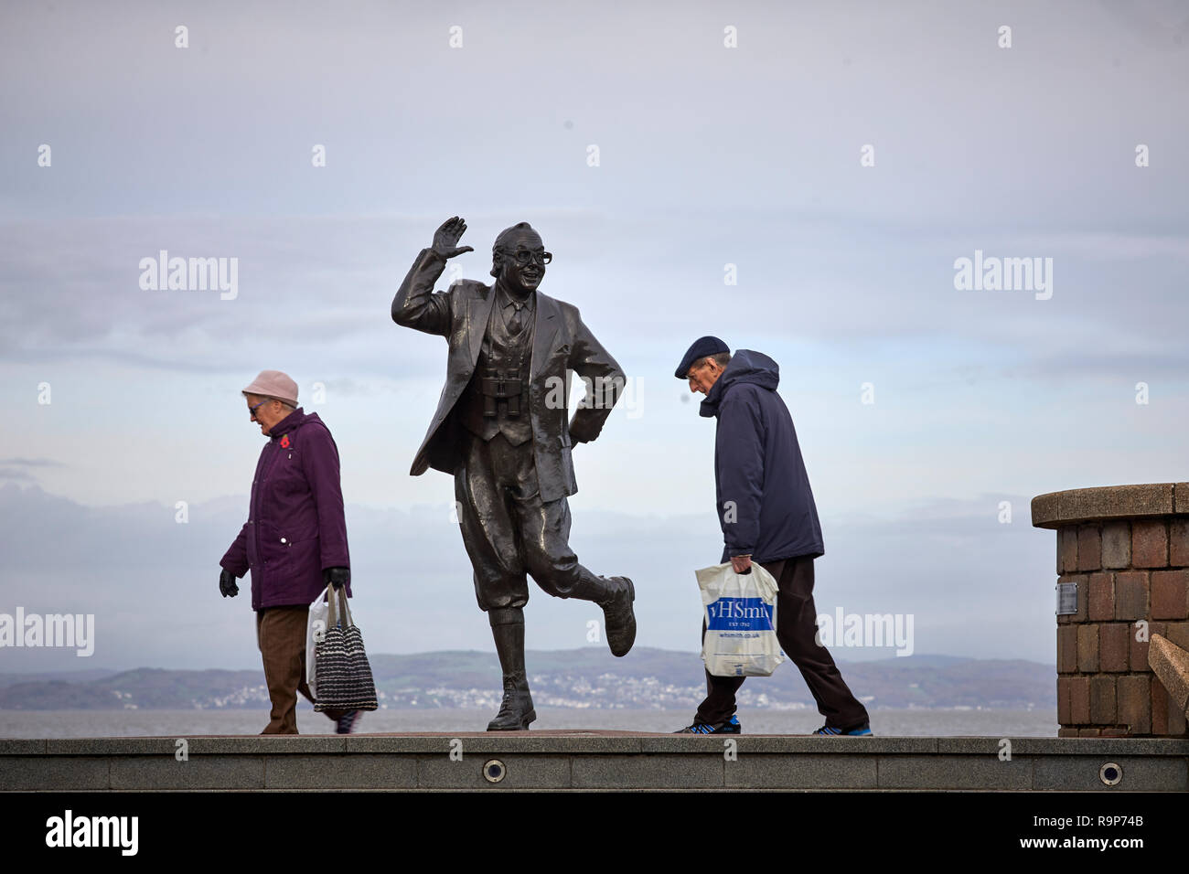 Morecambe, Lancashire, lungomare lungomare località balneare sul Mare d'Irlanda costa dell'Inghilterra, Landmark attrazione Eric Morecambe statua Foto Stock