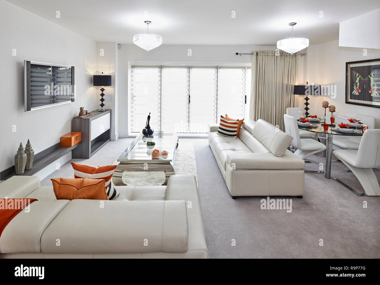 CHESHIRE modern open plan front room e sala da pranzo con due finestre di piegatura Foto Stock