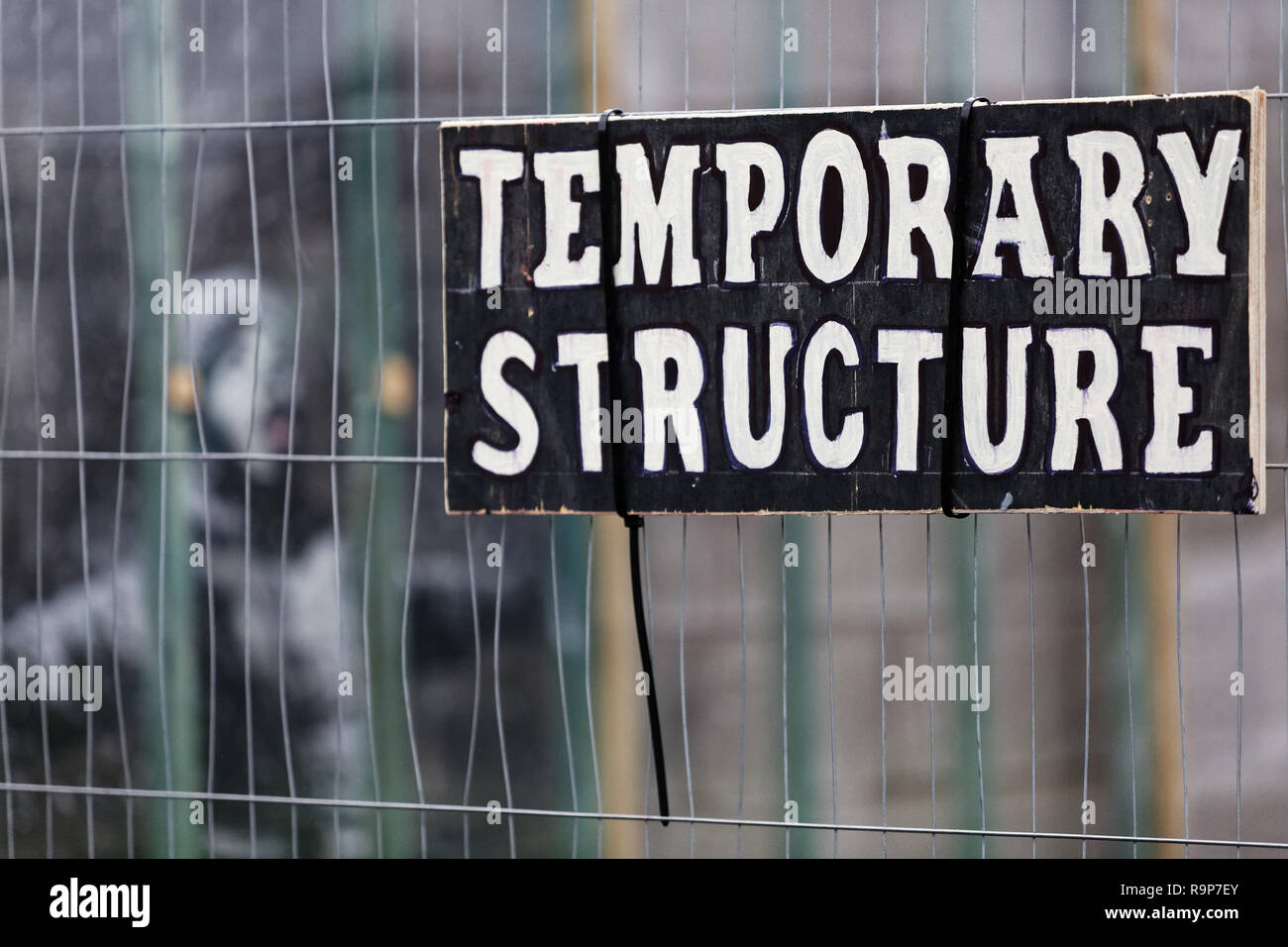 Nella foto: una struttura temporanea' segno sul recinto protegge il Banksy graffiti su un garage in Port Talbot, Wales, Regno Unito. Martedì 25 Dicembre 2018 Re: Foto Stock