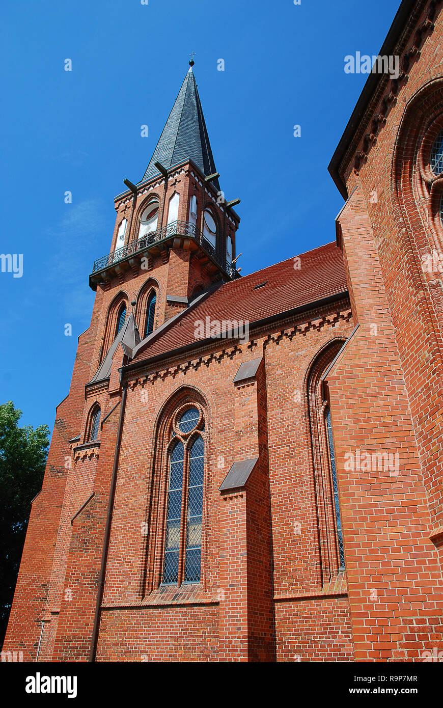 Chiesa di Wustrow: ottocento Revival gotico chiesa di mattoni con un misuratore 18 alta guglia. Wustrow è un comune al Mar Baltico in Mecklen Foto Stock