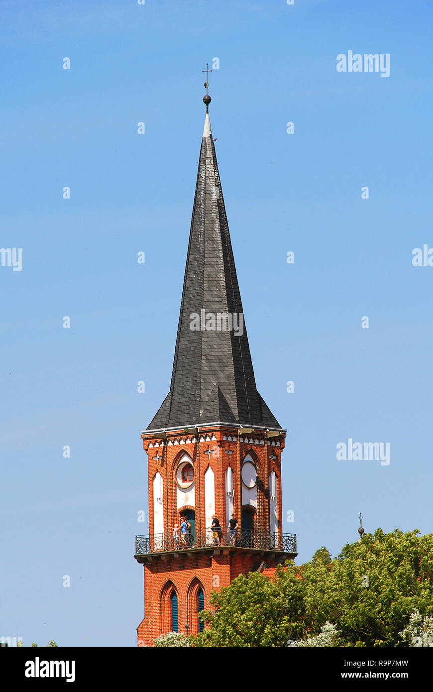 Chiesa di Wustrow: ottocento Revival gotico chiesa di mattoni con un misuratore 18 alta guglia. Wustrow è un comune al Mar Baltico in Mecklen Foto Stock