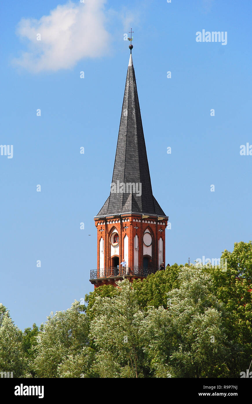 Chiesa di Wustrow: ottocento Revival gotico chiesa di mattoni con un misuratore 18 alta guglia. Wustrow è un comune al Mar Baltico in Mecklen Foto Stock
