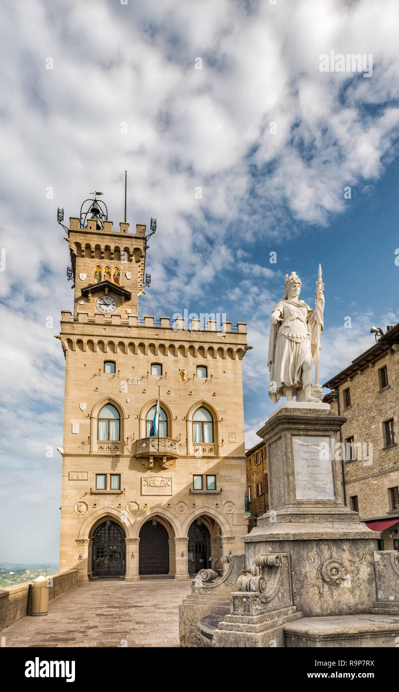 Statua della Liberta, creato da Stefano Galletti nel 1876, di fronte al Palazzo Pubblico, Piazza della Liberta, Citta di San Marino Foto Stock