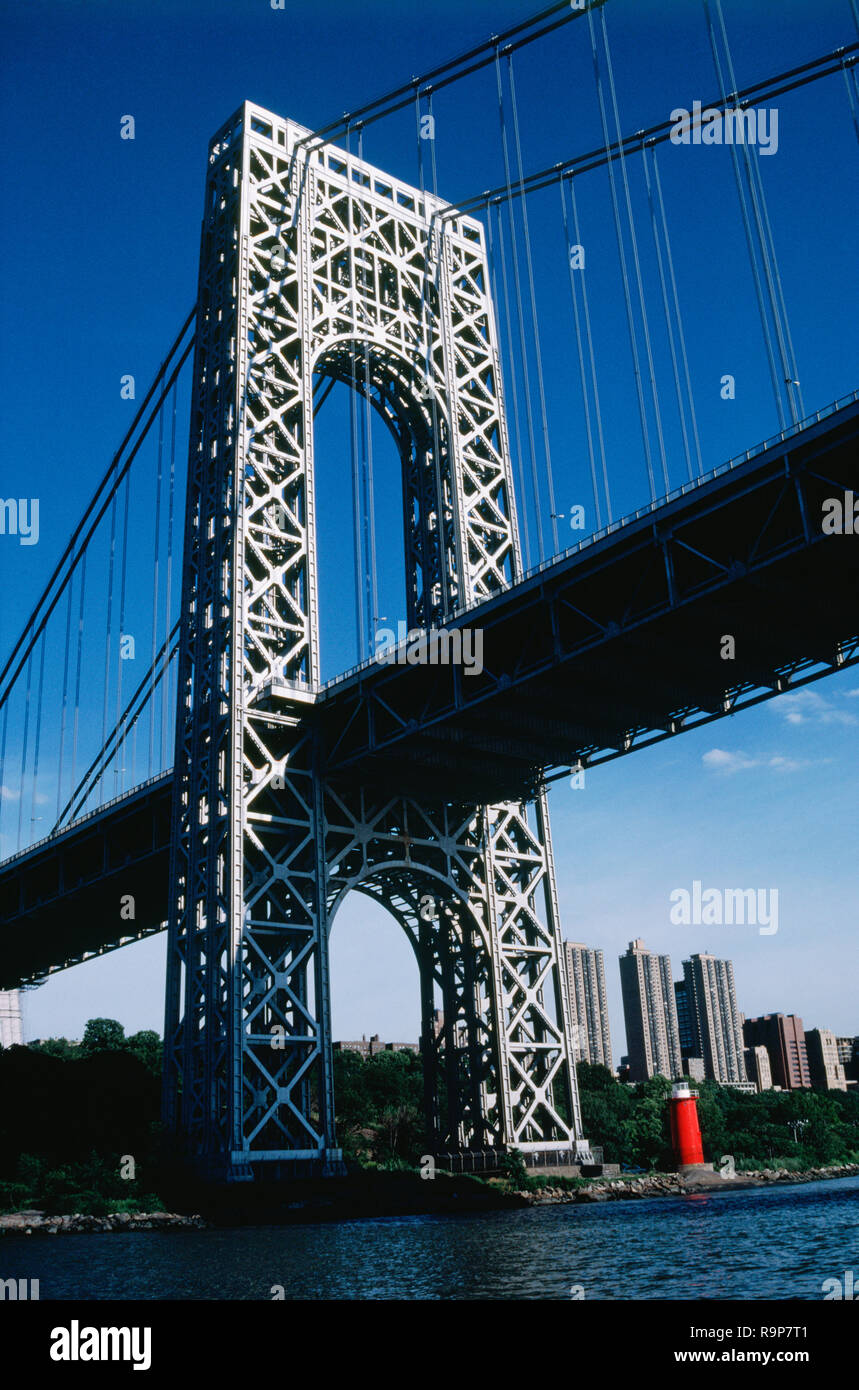 Il faro rosso piccolo è sotto il celeberrimo Ponte George Washington Bridge, NYC, STATI UNITI D'AMERICA Foto Stock