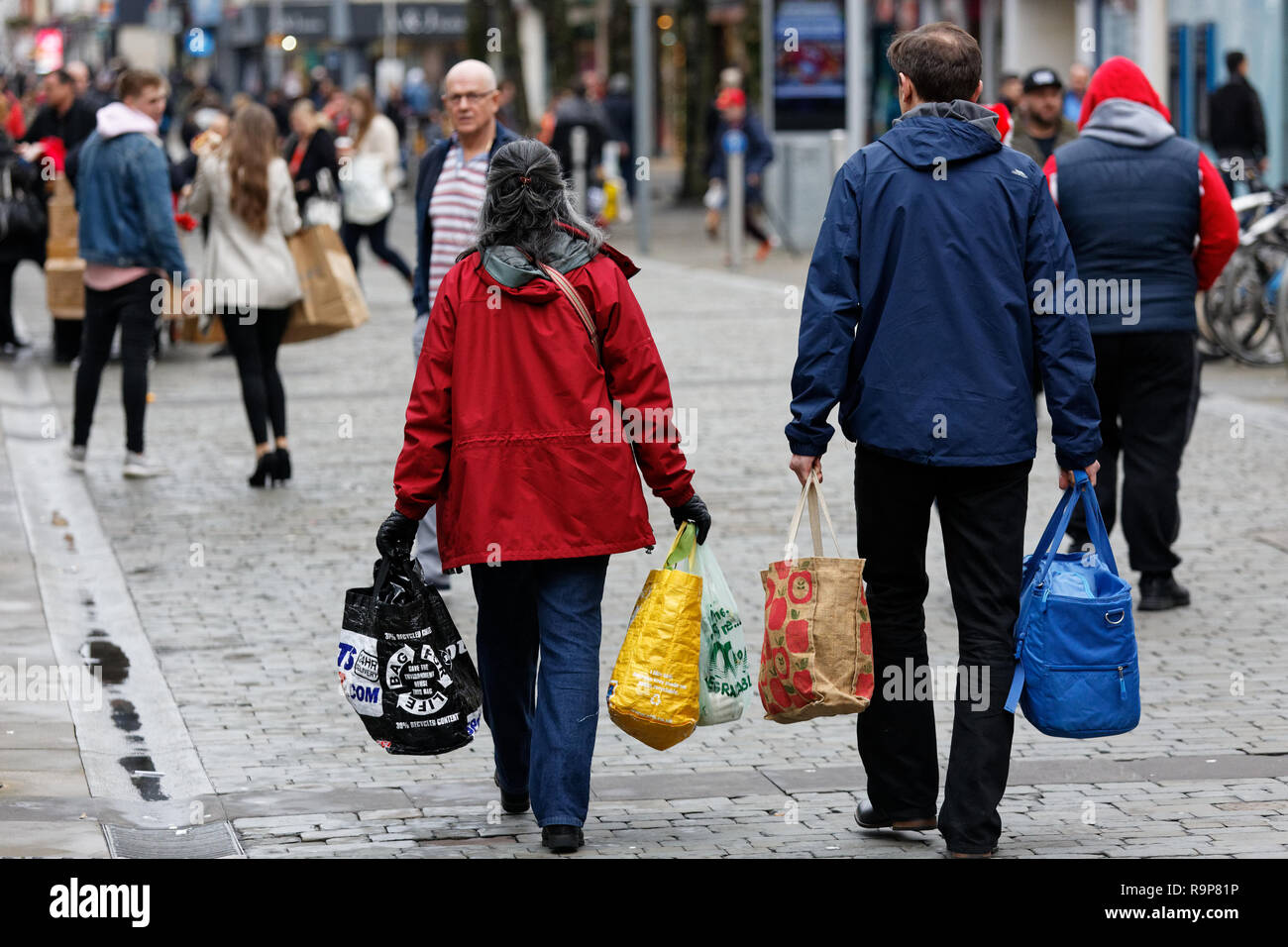 Last minute Christmas Shopper in Oxford Street, Swansea, Wales, Regno Unito. Lunedì 24 Dicembre 2018 Foto Stock