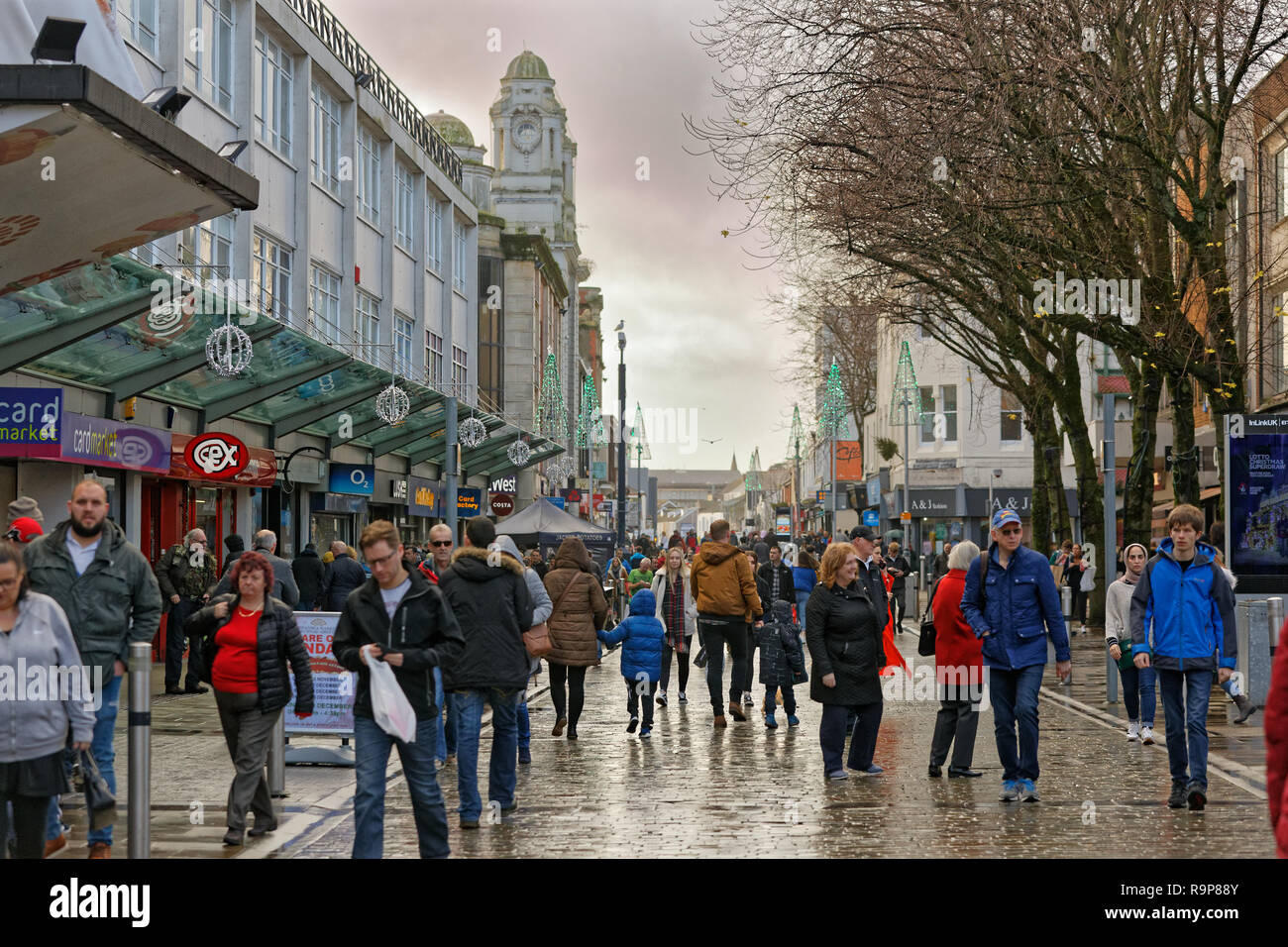 Last minute Christmas Shopper in Oxford Street, a Swansea, Wales, Regno Unito. Sabato 22 Dicembre 2018 Foto Stock
