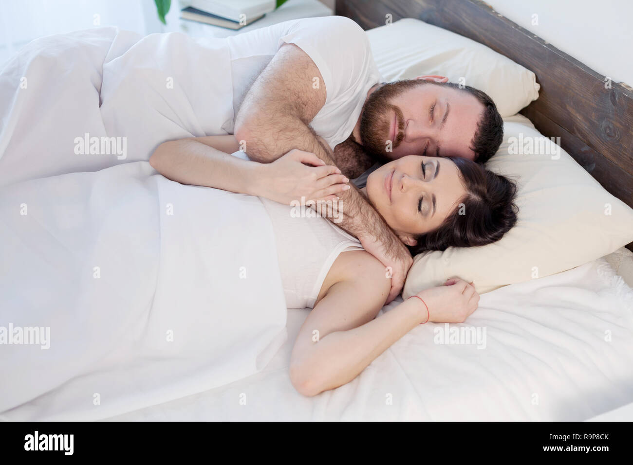 Il marito e la moglie nel letto la mattina si è svegliato Foto stock - Alamy