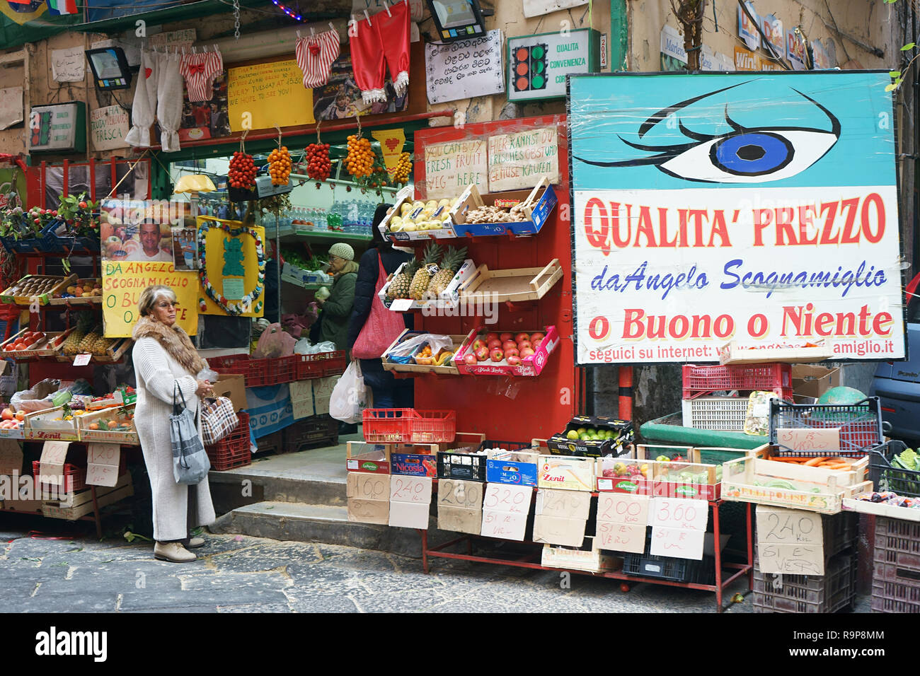 Negozio di frutta - frutta e verdura in stallo una stradina di napoli, Italia - Quartiere Spagnoli Foto Stock