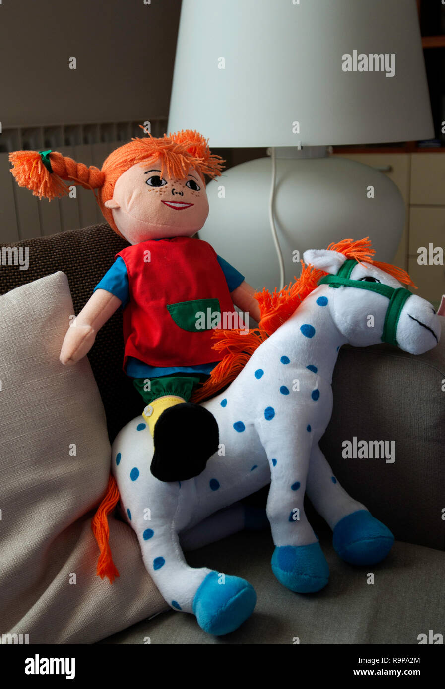 Pippi Calzelunghe" (Pippi Calzelunghe) doll su un divano Foto stock - Alamy