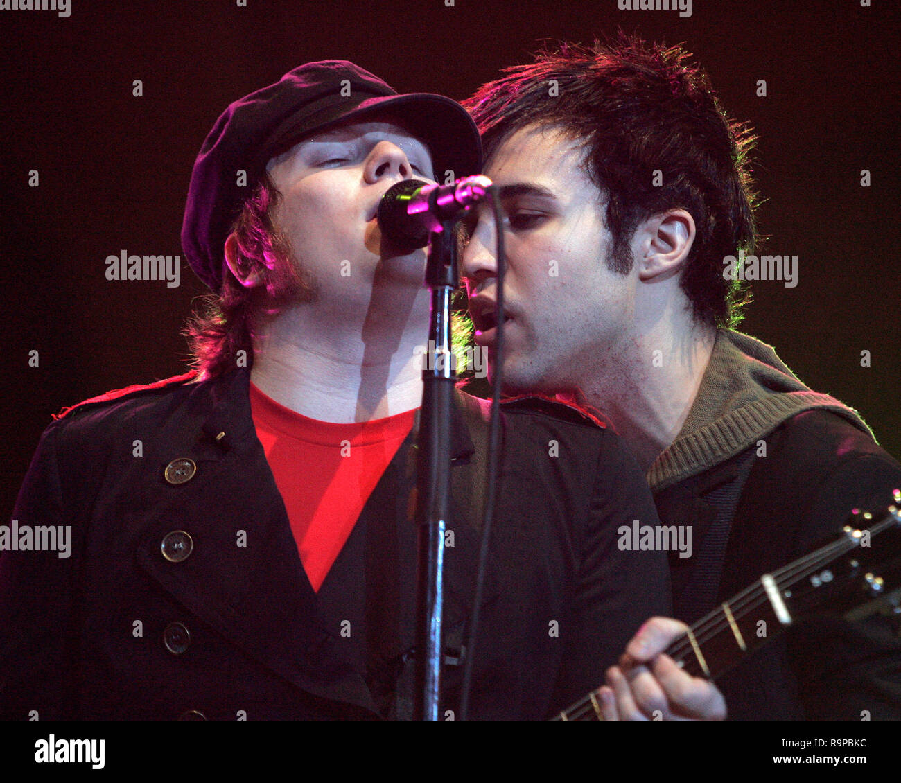 Patrick Stump (L) e Peter Wentz con Fall Out Boy esibirsi in concerto presso la banca United Center in Coral Gables, Florida il 26 aprile 2006. Foto Stock
