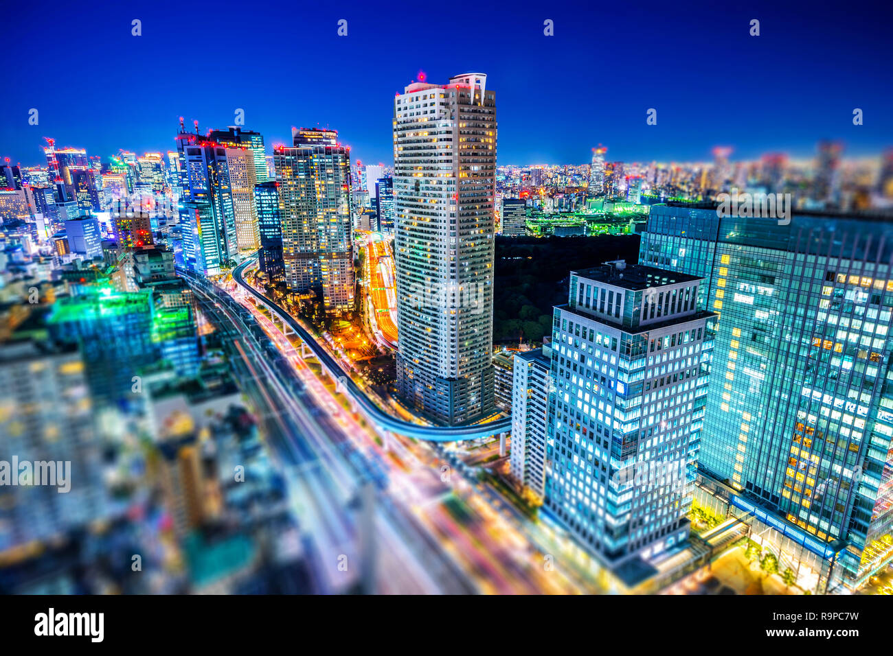 Asia business concept per immobili e costruzioni aziendali - Panoramica città Urban Skyline antenna vista notturna con autostrada a hamamatsucho, Tokyo, Foto Stock