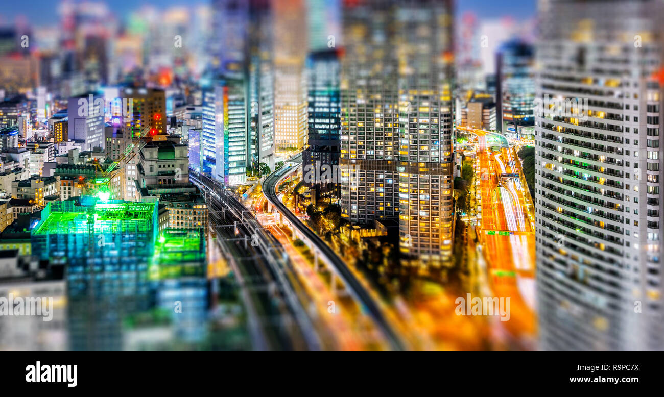 Asia business concept per immobili e costruzioni aziendali - Panoramica città Urban Skyline antenna vista notturna con autostrada a hamamatsucho, Tokyo, Foto Stock