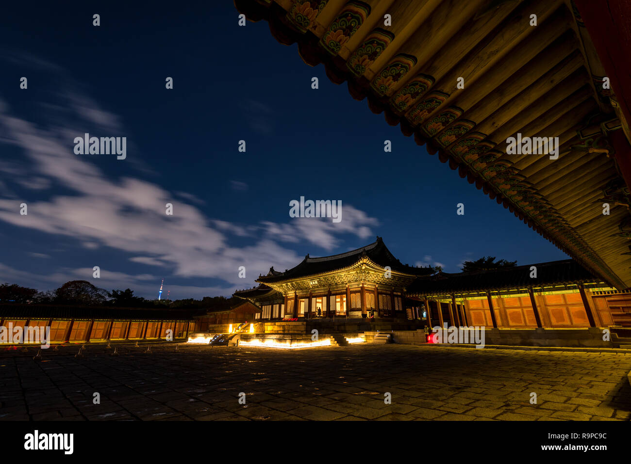 Vista notturna di Palazzo Changgyeonggung a Seoul Città. Foto Stock