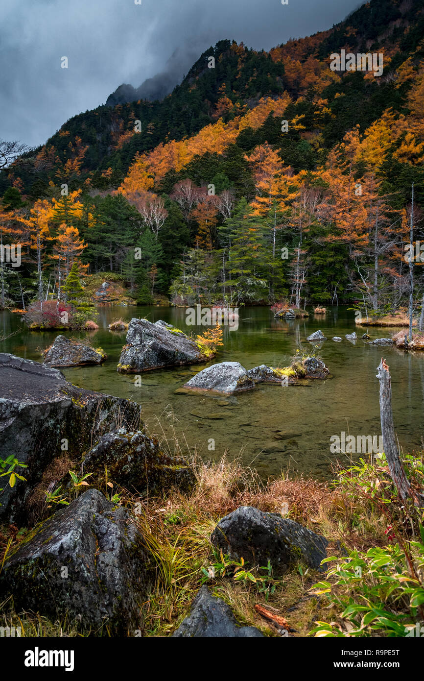 Myojin stagno in Kamikochi in autunno, Alpi Giapponesi, Chubu Sangaku National Park Foto Stock