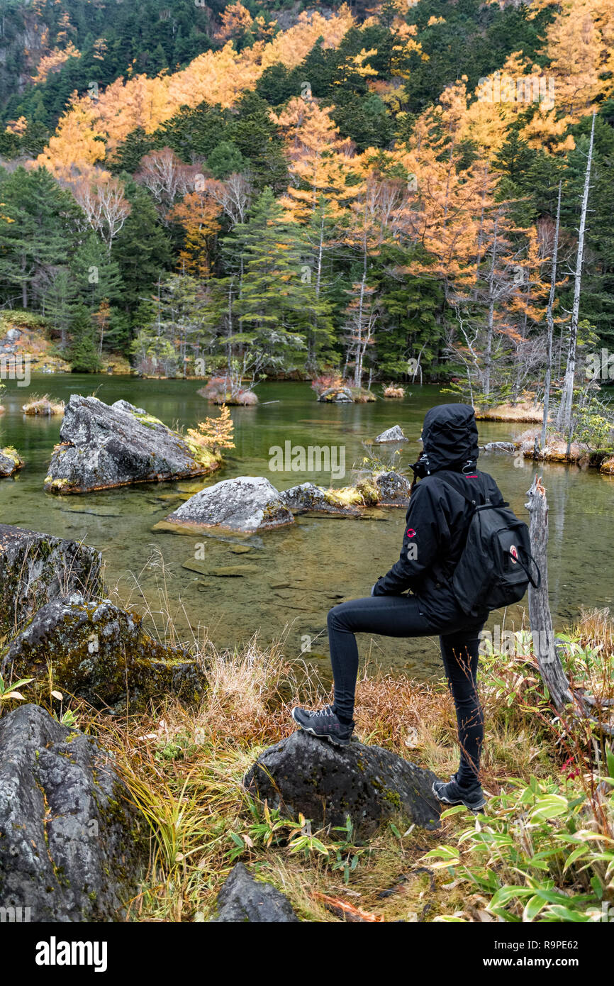 Myojin stagno in Kamikochi in autunno, Alpi Giapponesi, Chubu Sangaku National Park Foto Stock