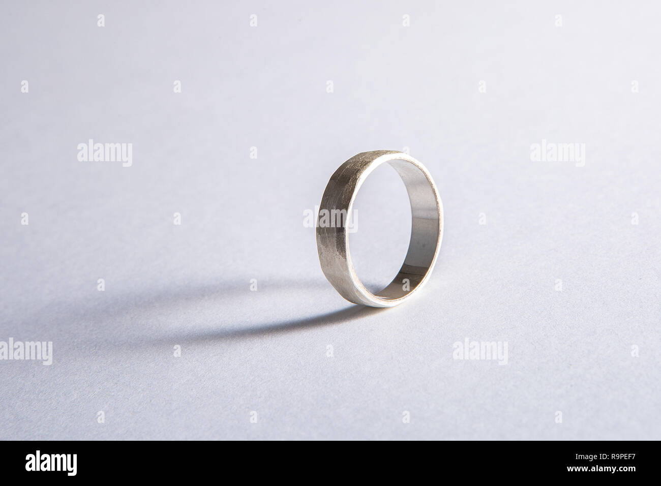 Un vecchio anello in argento con uno sfondo bianco Foto Stock