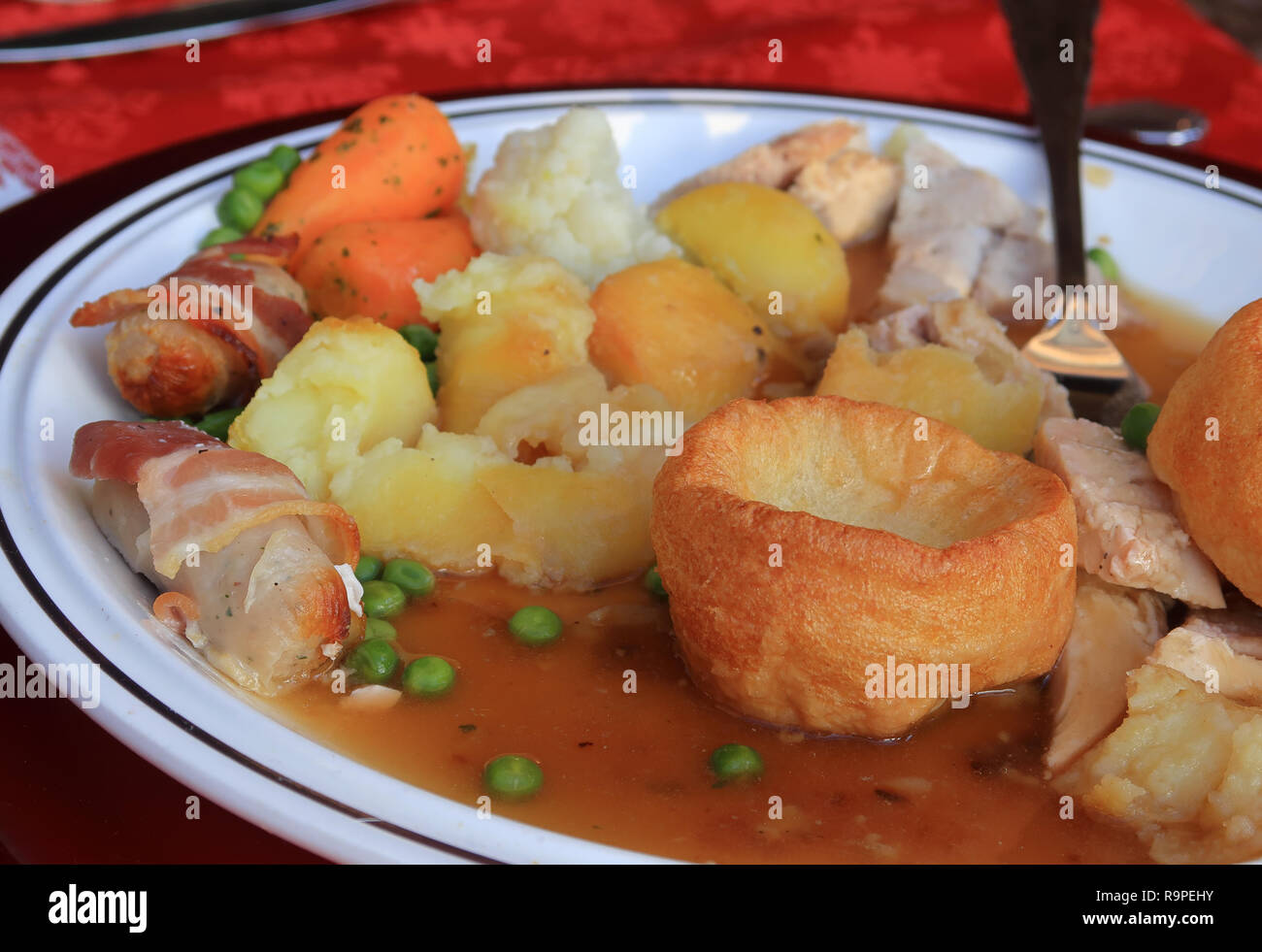 Arrosto con pud dello Yorkshire e suasages Foto Stock