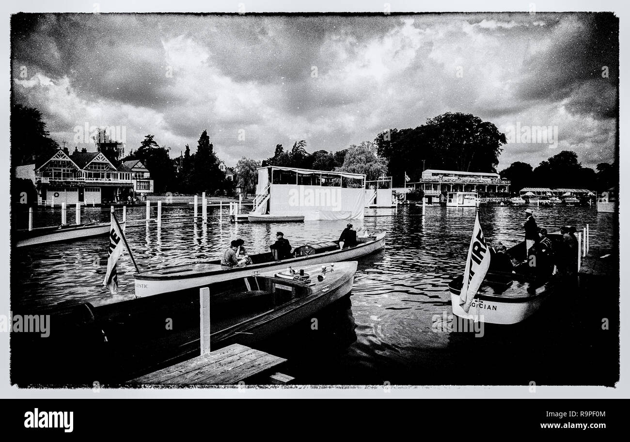 Henley on Thames, GRAN BRETAGNA, 2007, Henley lancio della sinistra 'MAJESTIC' e 'mago', nell'area di ormeggio, "film noir stile fotografia", © Peter SPURRIER, Foto Stock