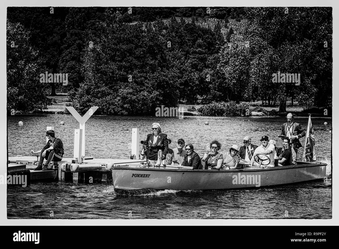 Henley on Thames, Regno Unito, 22 giugno 2018, Venerdì, "Henley regata femminile", visualizza, regata capoarbitro, Barbra WILSON, far partire una gara a partire dal lancio Pommerary. Henley raggiungere, il fiume Tamigi, Inghilterra, © Peter SPURRIER/Alamy Live News Foto Stock