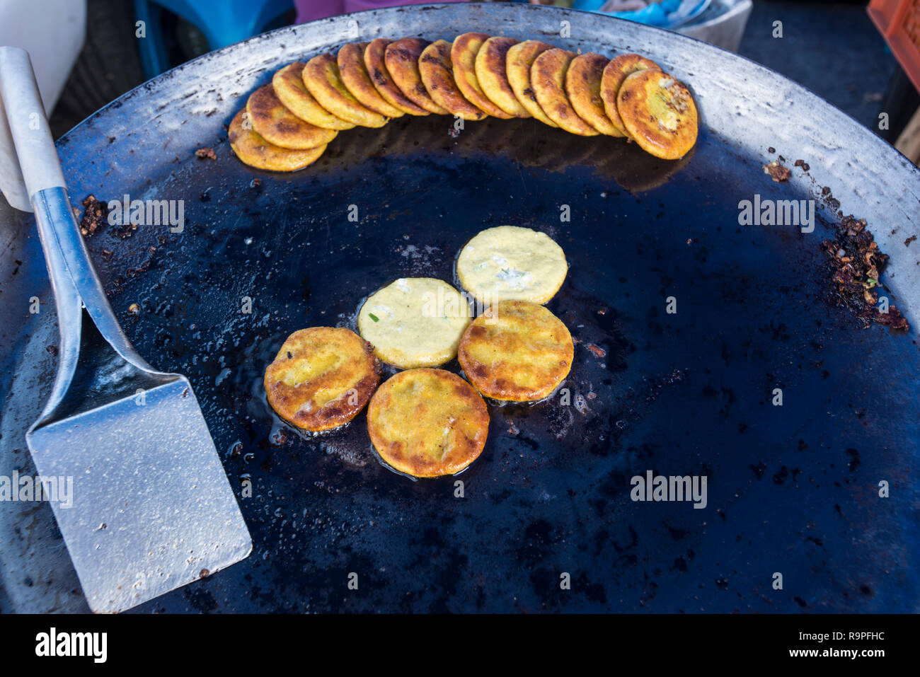 Frittelle di riso per la vendita al mercato Ofelia in Quito Foto Stock