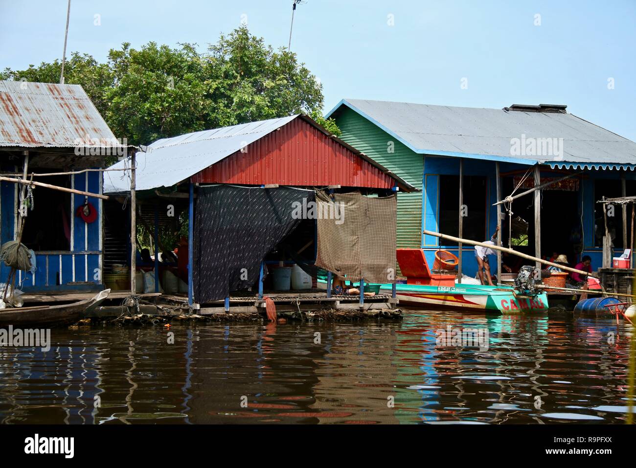 Case galleggianti in un villaggio galleggiante in Asia Foto Stock