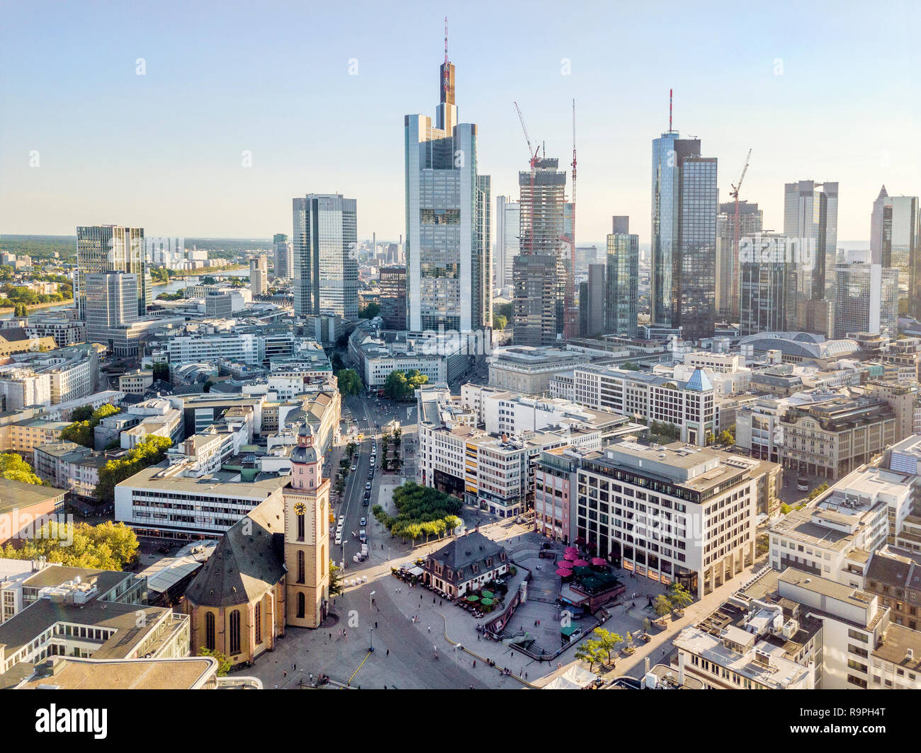 Saint Katharin chiesa e il moderno centro citta' con grattacieli di Francoforte su Main, Germania Foto Stock